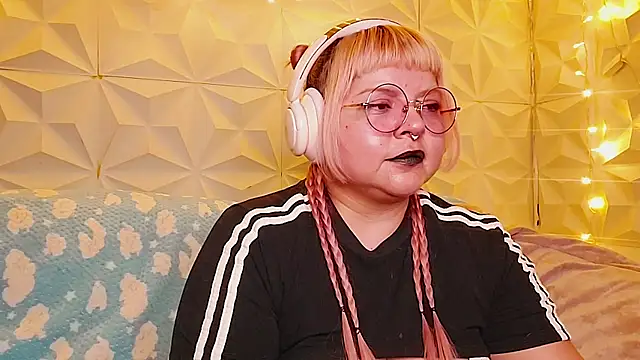 Snapshot of Satyn_doll chatting on May 13, 2026, 12:28 am Satyn doll online show from May 13, 2026, 12:28 am