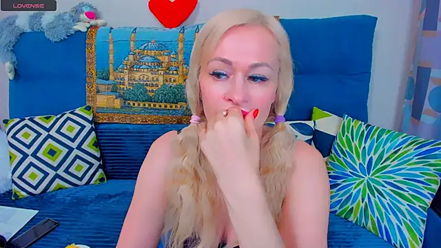 Snapshot of EllenMoore chatting on January 15, 2025, 2:38 am EllenMoore online show from January 15, 2025, 2:38 am