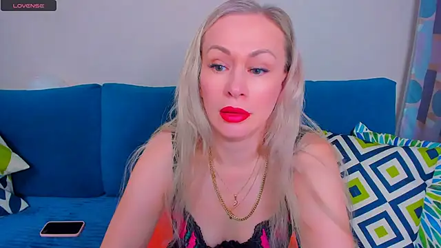 Snapshot of EllenMoore chatting on September 10, 2025, 3:05 am EllenMoore online show from September 10, 2025, 3:05 am