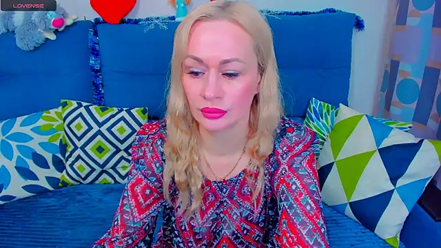 Snapshot of EllenMoore chatting on December 25, 2024, 3:50 am EllenMoore online show from December 25, 2024, 3:50 am