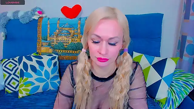 Snapshot of EllenMoore chatting on January 10, 2025, 2:35 am EllenMoore online show from January 10, 2025, 2:35 am