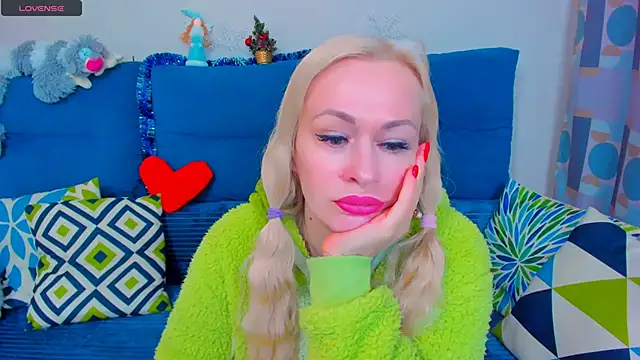 Snapshot of EllenMoore chatting on January 5, 2025, 2:38 am EllenMoore online show from January 5, 2025, 2:38 am