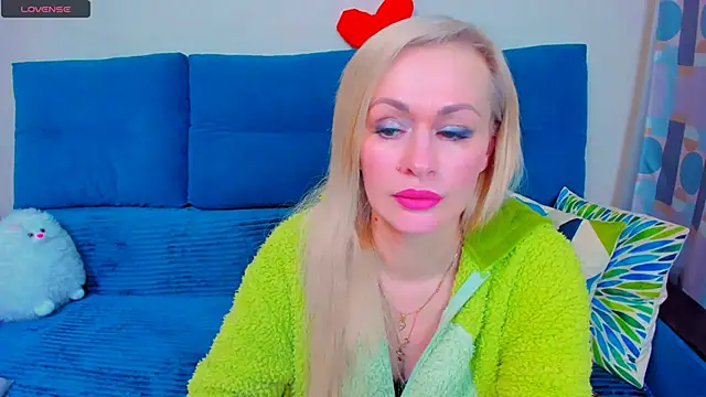 Snapshot of EllenMoore chatting on March 19, 2025, 2:05 am EllenMoore online show from March 19, 2025, 2:05 am