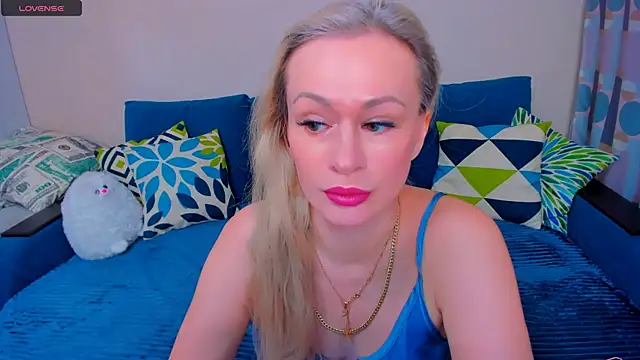 Snapshot of EllenMoore chatting on November 11, 2025, 3:12 am EllenMoore online show from November 11, 2025, 3:12 am