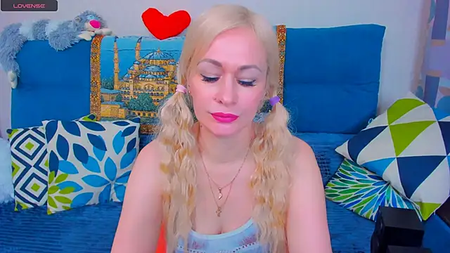 Snapshot of EllenMoore chatting on January 17, 2025, 5:42 am EllenMoore online show from January 17, 2025, 5:42 am