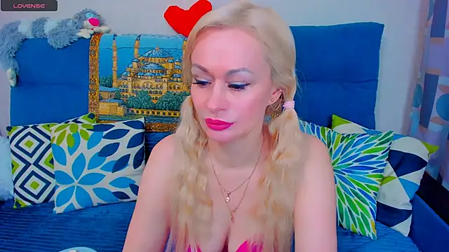 Snapshot of EllenMoore chatting on January 16, 2025, 5:42 am EllenMoore online show from January 16, 2025, 5:42 am