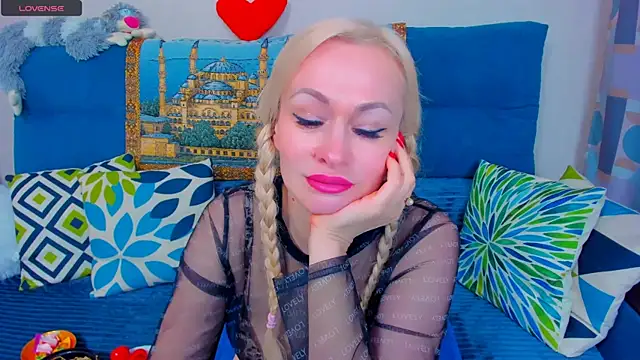 Snapshot of EllenMoore chatting on January 15, 2025, 5:40 am EllenMoore online show from January 15, 2025, 5:40 am