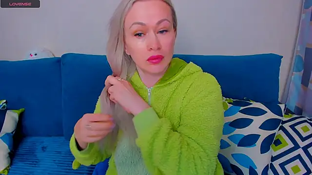 Snapshot of EllenMoore chatting on October 5, 2025, 3:30 am EllenMoore online show from October 5, 2025, 3:30 am