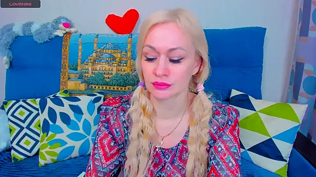 Snapshot of EllenMoore chatting on January 9, 2025, 5:34 am EllenMoore online show from January 9, 2025, 5:34 am