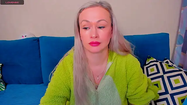 Snapshot of EllenMoore chatting on October 26, 2025, 3:07 am EllenMoore online show from October 26, 2025, 3:07 am