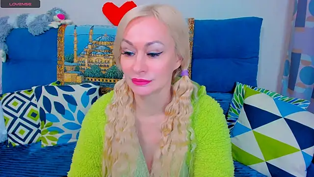 Snapshot of EllenMoore chatting on January 14, 2025, 2:40 am EllenMoore online show from January 14, 2025, 2:40 am