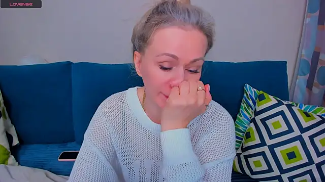 Snapshot of EllenMoore chatting on September 12, 2025, 3:06 am EllenMoore online show from September 12, 2025, 3:06 am