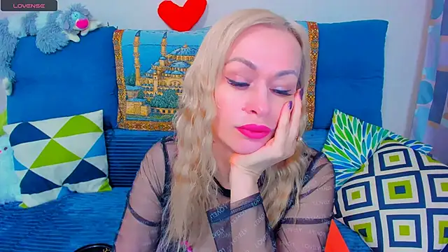 Snapshot of EllenMoore chatting on December 23, 2024, 2:45 am EllenMoore online show from December 23, 2024, 2:45 am