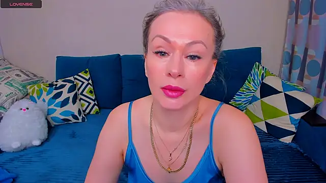 Snapshot of EllenMoore chatting on November 4, 2025, 3:10 am EllenMoore online show from November 4, 2025, 3:10 am