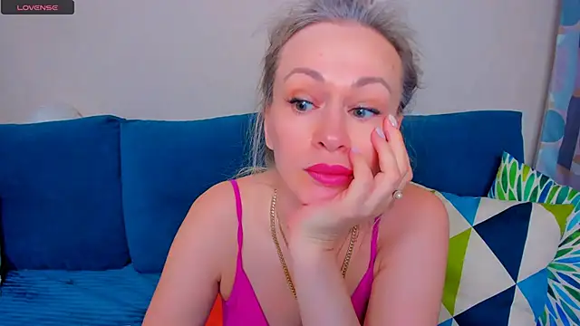 Snapshot of EllenMoore chatting on September 16, 2025, 2:23 am EllenMoore online show from September 16, 2025, 2:23 am