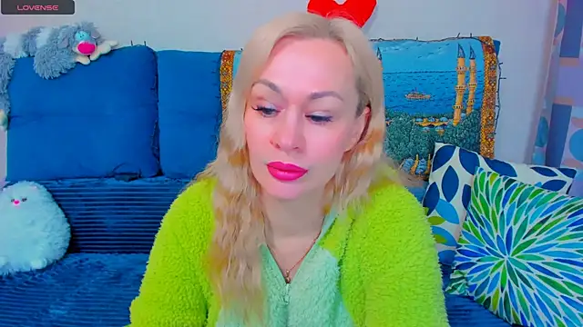 Snapshot of EllenMoore chatting on December 19, 2024, 5:40 am EllenMoore online show from December 19, 2024, 5:40 am