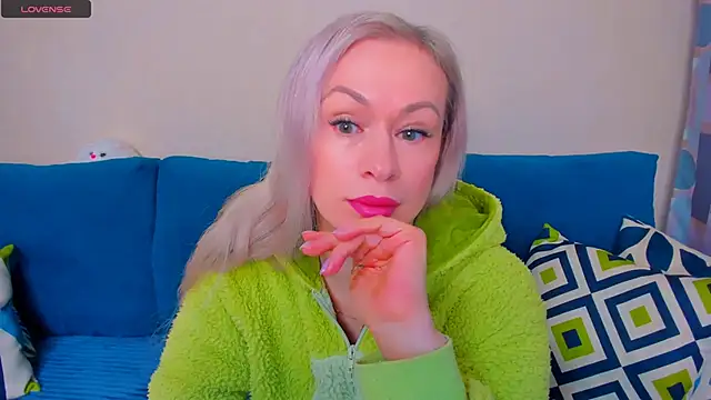 Snapshot of EllenMoore chatting on October 18, 2025, 3:08 am EllenMoore online show from October 18, 2025, 3:08 am