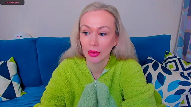 Snapshot of EllenMoore chatting on October 7, 2025, 3:07 am EllenMoore online show from October 7, 2025, 3:07 am