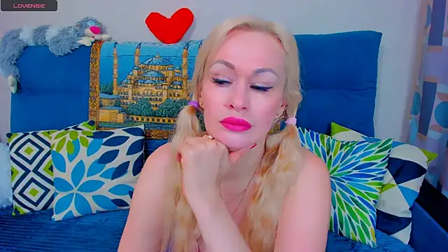 Snapshot of EllenMoore chatting on January 16, 2025, 2:41 am EllenMoore online show from January 16, 2025, 2:41 am