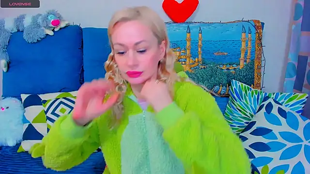 Snapshot of EllenMoore chatting on December 20, 2024, 2:41 am EllenMoore online show from December 20, 2024, 2:41 am