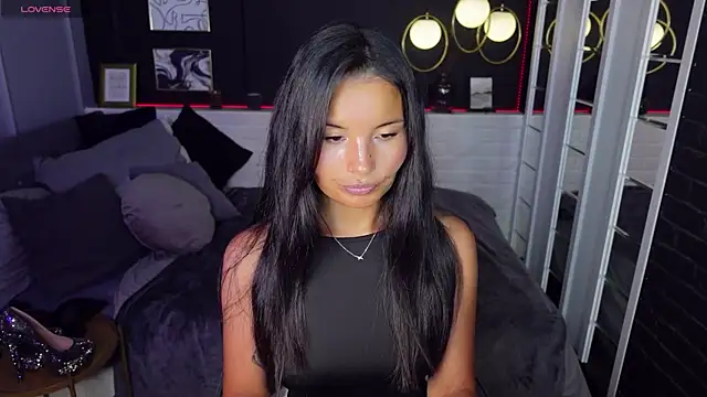 Snapshot of ErikaSoft chatting on March 2, 2025, 5:44 am ErikaSoft online show from March 2, 2025, 5:44 am