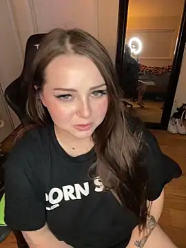 Snapshot of Kira_tattoo chatting on February 12, 2025, 5:47 am Kira tattoo online show from February 12, 2025, 5:47 am