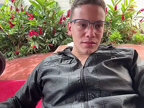 Snapshot of simon_and_david chatting on November 30, 2025, 5:25 pm simon and david online show from November 30, 2025, 5:25 pm