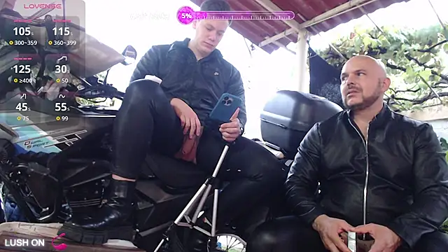 Snapshot of simon_and_david chatting on November 5, 2025, 10:13 pm simon and david online show from November 5, 2025, 10:13 pm