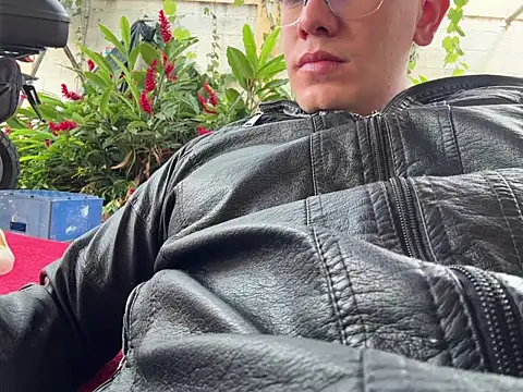 Snapshot of simon_and_david chatting on October 31, 2025, 8:38 pm simon and david online show from October 31, 2025, 8:38 pm