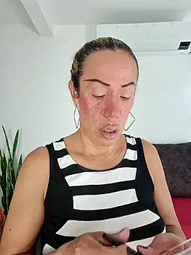 Snapshot of YOURSDEBORA chatting on November 26, 2025, 7:47 pm YOURSDEBORA online show from November 26, 2025, 7:47 pm