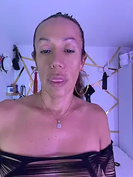 YOURSDEBORA online show from June 4, 2026, 7:07 pm