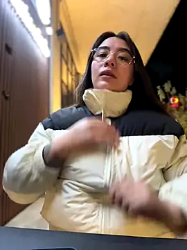 vaneelee online show from November 12, 2025, 3:54 am