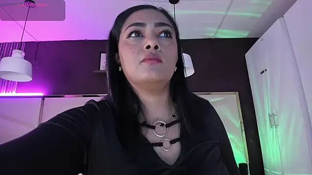 Inndrahot online show from November 17, 2025, 4:27 am