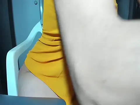 Snapshot of Angelchezcka chatting on November 14, 2025, 11:47 am Angelchezcka online show from November 14, 2025, 11:47 am