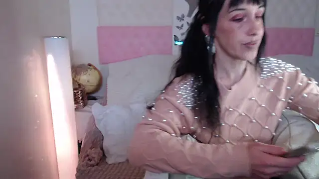 Snapshot of -carla- chatting on November 23, 2025, 8:13 am -carla- online show from November 23, 2025, 8:13 am