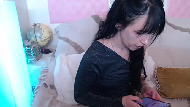 Snapshot of -carla- chatting on May 1, 2026, 6:18 am -carla- online show from May 1, 2026, 6:18 am