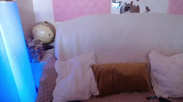 Snapshot of -carla- chatting on March 4, 2026, 6:32 am -carla- online show from March 4, 2026, 6:32 am