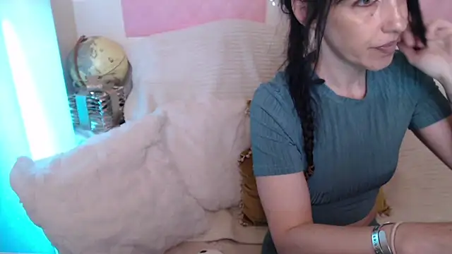 Snapshot of -carla- chatting on May 23, 2026, 5:39 am -carla- online show from May 23, 2026, 5:39 am