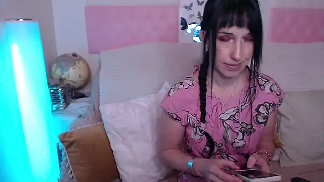 Snapshot of -carla- chatting on November 11, 2025, 6:08 am -carla- online show from November 11, 2025, 6:08 am