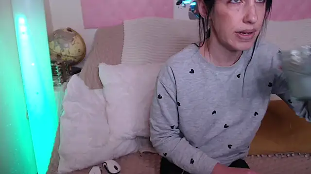 Snapshot of -carla- chatting on October 31, 2025, 6:21 am -carla- online show from October 31, 2025, 6:21 am