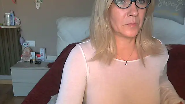 Snapshot of -K-- chatting on April 8, 2026, 3:35 pm -K-- online show from April 8, 2026, 3:35 pm
