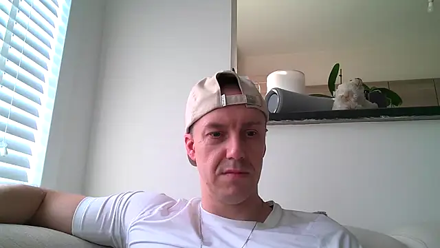 Snapshot of ploki2180 chatting on November 9, 2025, 2:21 pm ploki2180 online show from November 9, 2025, 2:21 pm