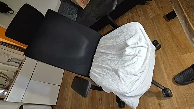 -luckybong- online show from December 7, 2024, 4:53 pm