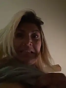 Snapshot of LittleMissEeve chatting on November 18, 2025, 4:21 pm LittleMissEeve online show from November 18, 2025, 4:21 pm