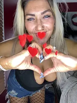 Snapshot of LittleMissEeve chatting on November 16, 2025, 12:26 am LittleMissEeve online show from November 16, 2025, 12:26 am