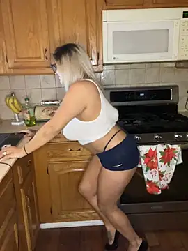 Snapshot of LittleMissEeve chatting on January 13, 2026, 4:05 am LittleMissEeve online show from January 13, 2026, 4:05 am