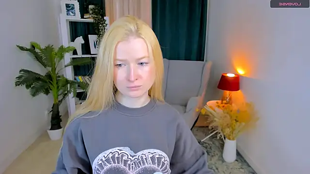 Laly Peach online show from March 18, 2026, 11:46 am