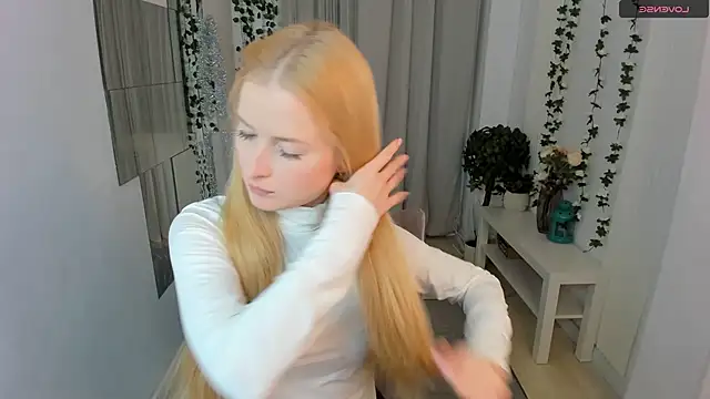 Snapshot of Laly_Peach chatting on December 17, 2025, 5:07 pm Laly Peach online show from December 17, 2025, 5:07 pm