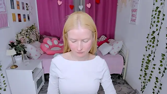 Laly Peach online show from June 7, 2026, 6:51 am