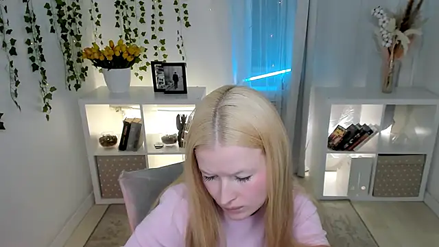 Laly Peach online show from April 3, 2026, 12:11 pm